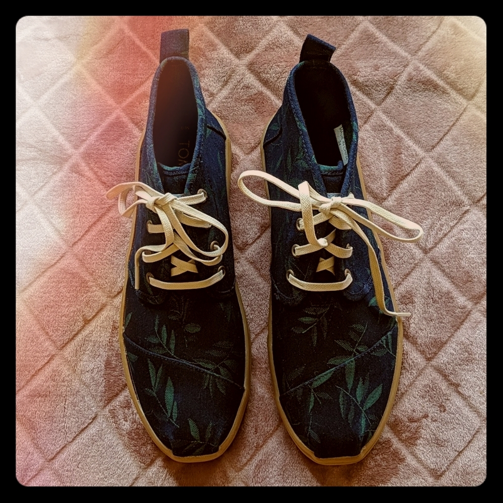 NWT TOMs Denim with Green Leaves Bota Boots